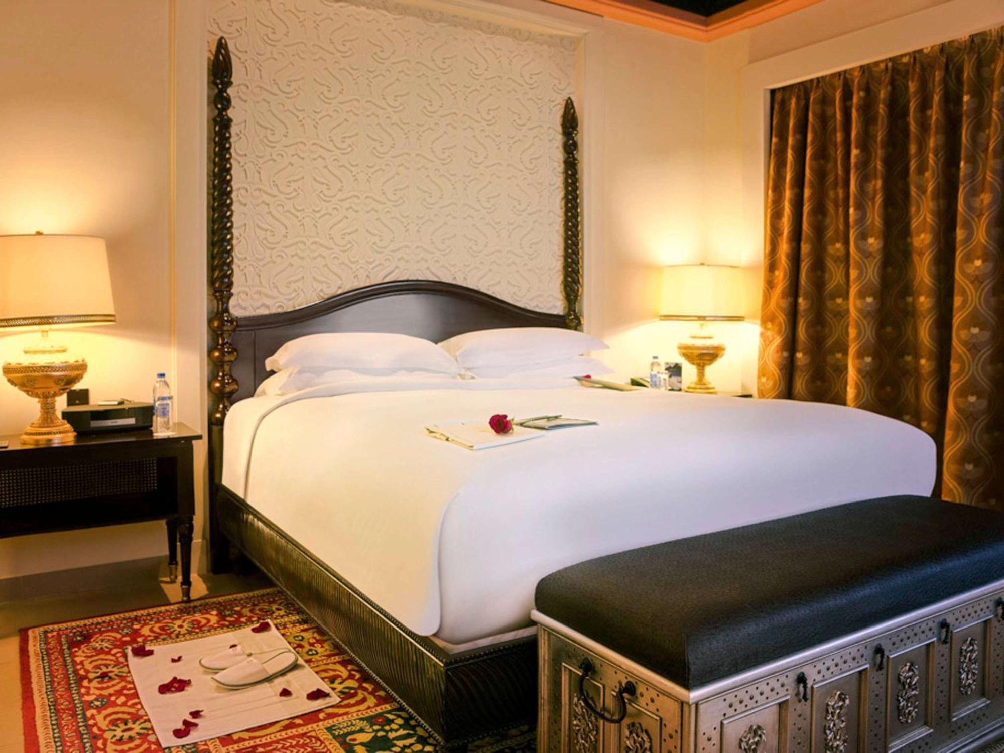 索菲特巴林匝拉塔拉萨海水疗酒店 麦纳麦 外观 照片 A bedroom at the Taj Mahal Palace