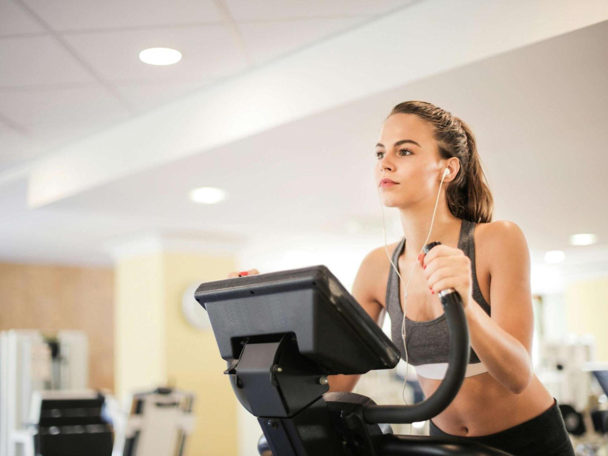 索菲特巴林匝拉塔拉萨海水疗酒店 麦纳麦 外观 照片 A woman on a treadmill