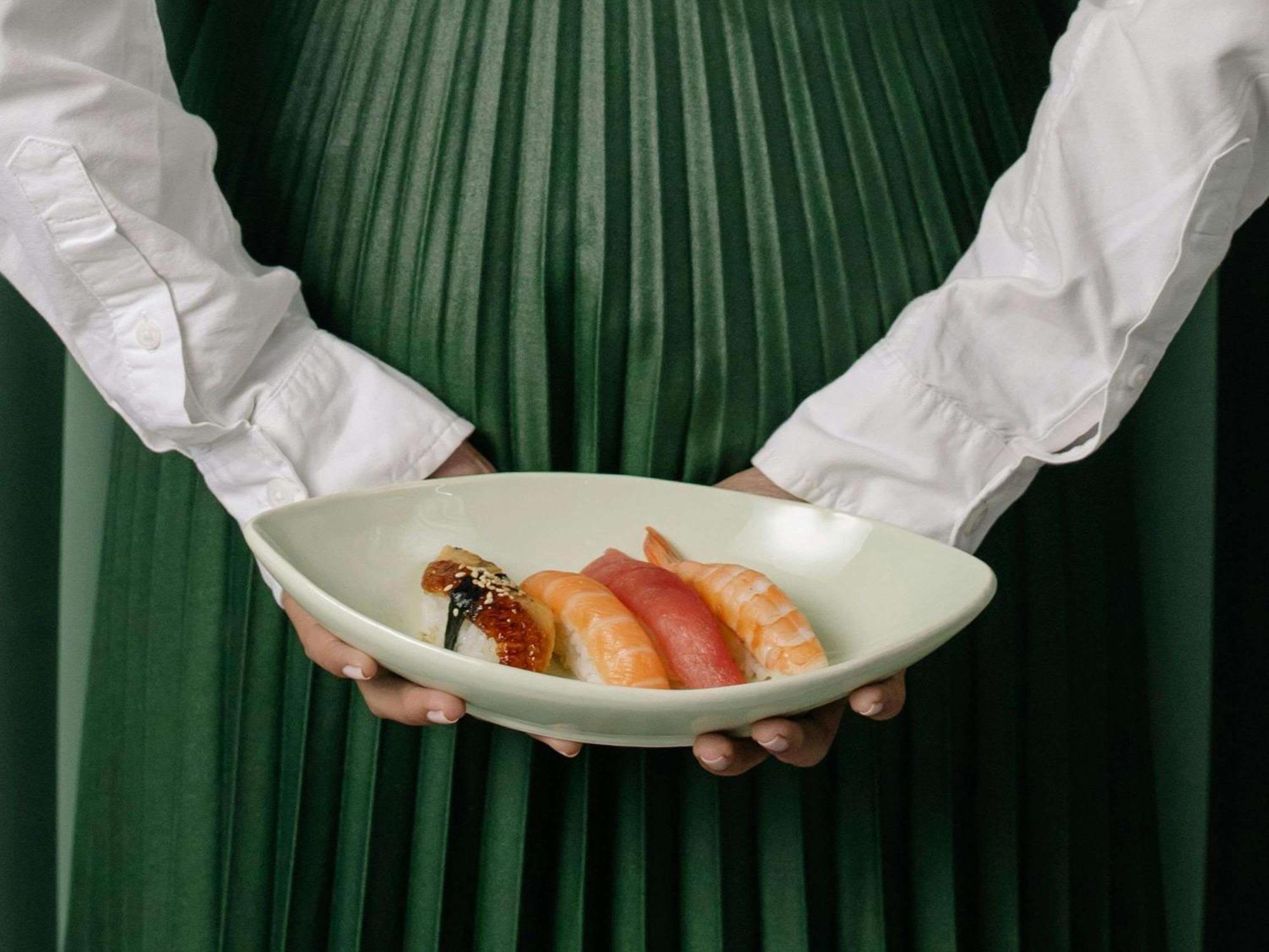 索菲特巴林匝拉塔拉萨海水疗酒店 麦纳麦 外观 照片 A sushi chef holding a plate of sushi